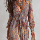 Vestido longo em chiffon com estampa paisley, decote em V, franzido