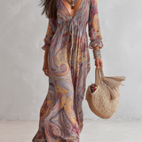 Vestido longo em chiffon com estampa paisley, decote em V, franzido