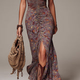 Vestido longo plissado cinza-púrpura com estampado floral e fenda