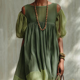 Vestido midi verde em chiffon com ombros à mostra e mangas curtas