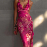 Vestido bodycon sem mangas com estampa floral fúcsia, franzido e com fenda lateral