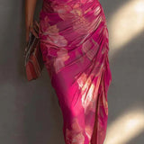 Vestido bodycon sem mangas com estampa floral fúcsia, franzido e com fenda lateral