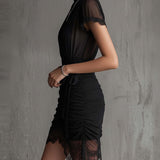 Vestido mini preto em chiffon plissado com borda em renda e cintura plissada