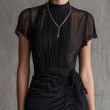 Vestido mini preto em chiffon plissado com borda em renda e cintura plissada