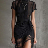 Vestido mini preto em chiffon plissado com borda em renda e cintura plissada