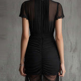 Vestido mini preto em chiffon plissado com borda em renda e cintura plissada