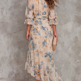 Vestido maxi em chiffon bege com gola alta, estampa floral em estilo pintura a óleo, corte irregular