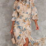Vestido maxi em chiffon bege com gola alta, estampa floral em estilo pintura a óleo, corte irregular