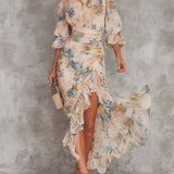 Vestido maxi em chiffon bege com gola alta, estampa floral em estilo pintura a óleo, corte irregular