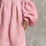 Violette | Vestido curto rosa em estilo trapézio com mangas bufantes e ombros à mostra