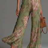 Macacão em chiffon verde com estampa floral, decote em V, sem mangas, com fecho, plissado, estilo palazzo