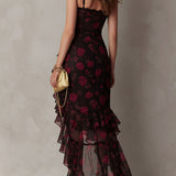 Vestido floral preto e vermelho chique, pregueado, com barra em camadas.