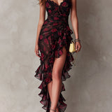 Vestido floral preto e vermelho chique, pregueado, com barra em camadas.