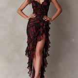 Vestido floral preto e vermelho chique, pregueado, com barra em camadas.