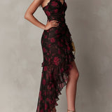 Vestido floral preto e vermelho chique, pregueado, com barra em camadas.