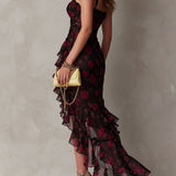 Vestido floral preto e vermelho chique, pregueado, com barra em camadas.