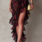 Vestido floral preto e vermelho chique, pregueado, com barra em camadas.