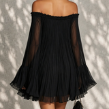 Océane | Vestido Preto Curto com Mangas Sino e Ombros Expostos com Detalhes Franzidos