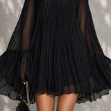 Océane | Vestido Preto Curto com Mangas Sino e Ombros Expostos com Detalhes Franzidos