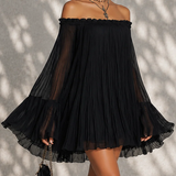 Océane | Vestido Preto Curto com Mangas Sino e Ombros Expostos com Detalhes Franzidos