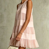 Vestido Mini Plissado de Chiffon Rosa Claro com Camadas e Detalhes em Patchwork