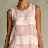 Vestido Mini Plissado de Chiffon Rosa Claro com Camadas e Detalhes em Patchwork