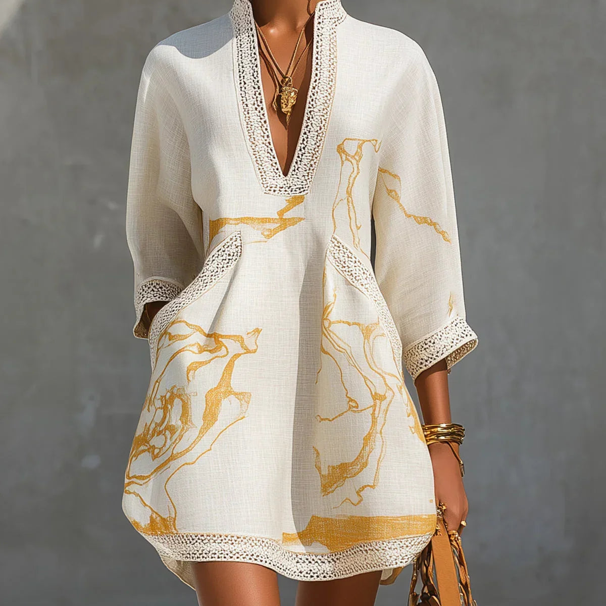 Donatella | Mini vestido preto com estampa de mármore dourado e renda de crochê