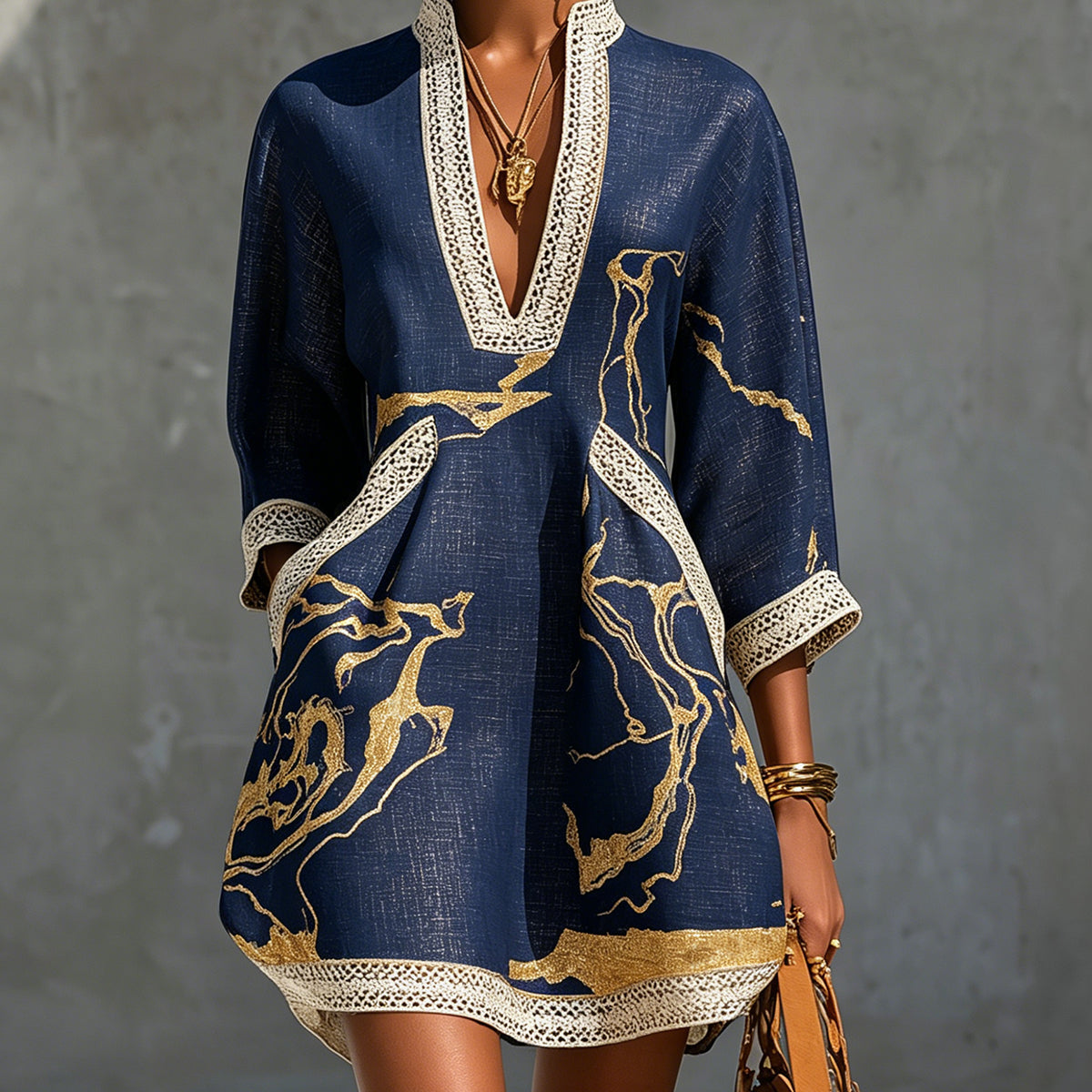 Donatella | Mini vestido preto com estampa mármore dourada e renda de crochê