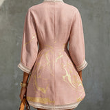 Ninon | Vestido Mini de Renda Crochê Rosa com Padrões Dourados e Decote em V