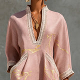 Ninon | Vestido Mini de Renda Crochê Rosa com Padrões Dourados e Decote em V