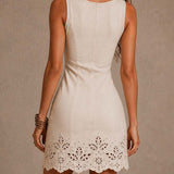 Gabrielle | Vestido Curto em Renda Marfim com Decote em V