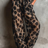 Macacão de chiffon solto com decote halter e estampa de animal print em preto