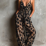 Macacão de chiffon solto com decote halter e estampa de animal print em preto