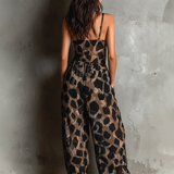 Macacão de chiffon solto com decote halter e estampa de animal print em preto