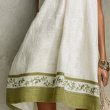 Agathe | Vestido Curto Trapézio Sem Mangas com Estampa de Flores Brancas e Verde Oliva