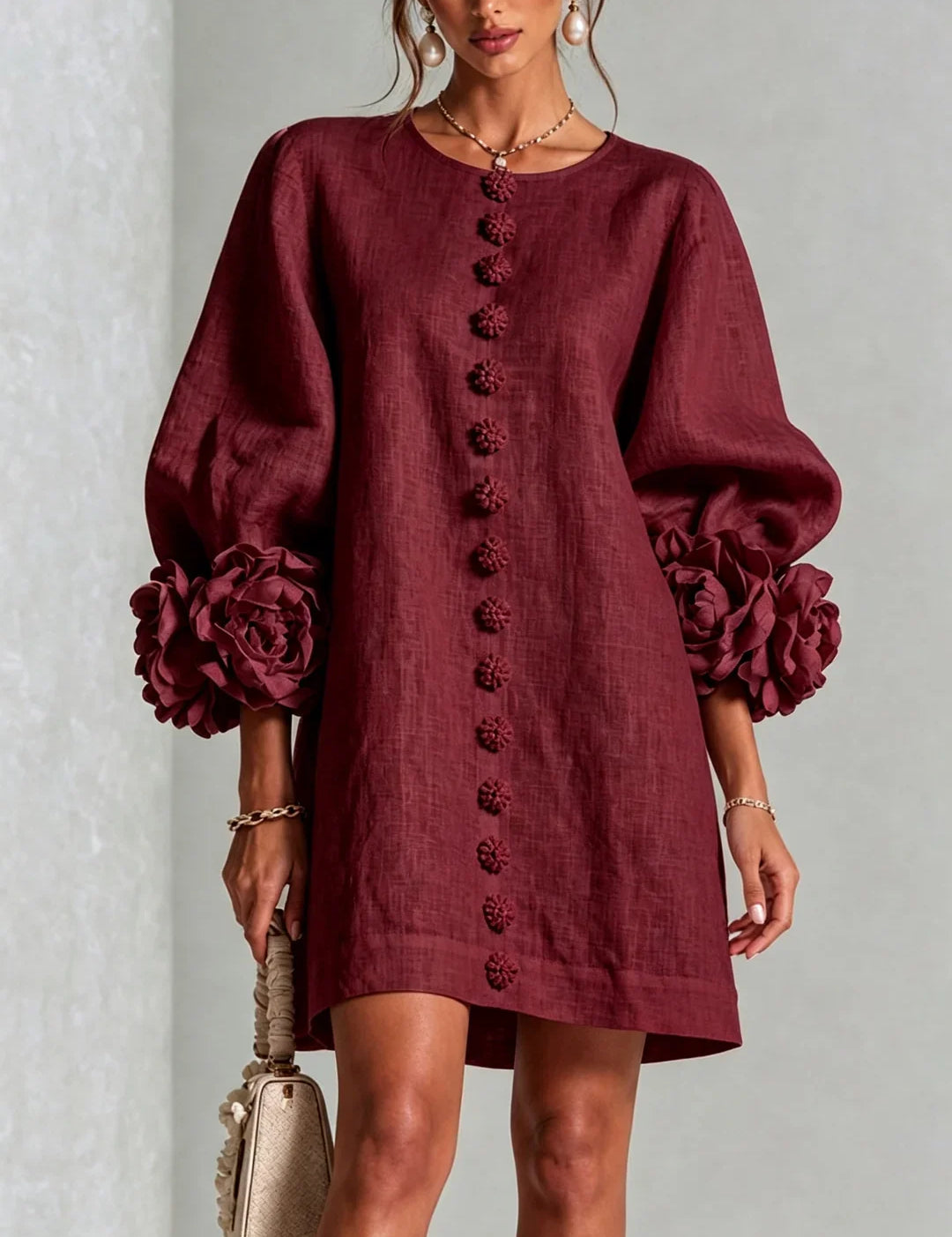 Vestido Mini Branco Elvira com Botões Florais e Mangas Decorativas