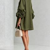 Elegância sem esforço com um vestido de corte escultural