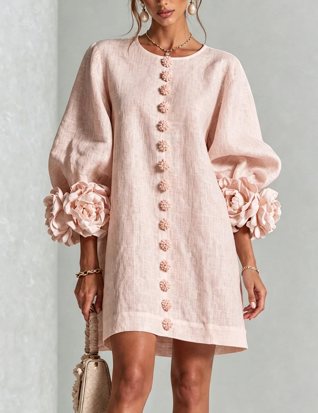 Vestido Mini Branco Elvira com Botões Florais e Mangas Decorativas