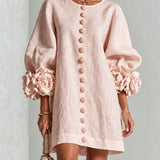 Vestido Mini Branco Elvira com Botões Florais e Mangas Decorativas