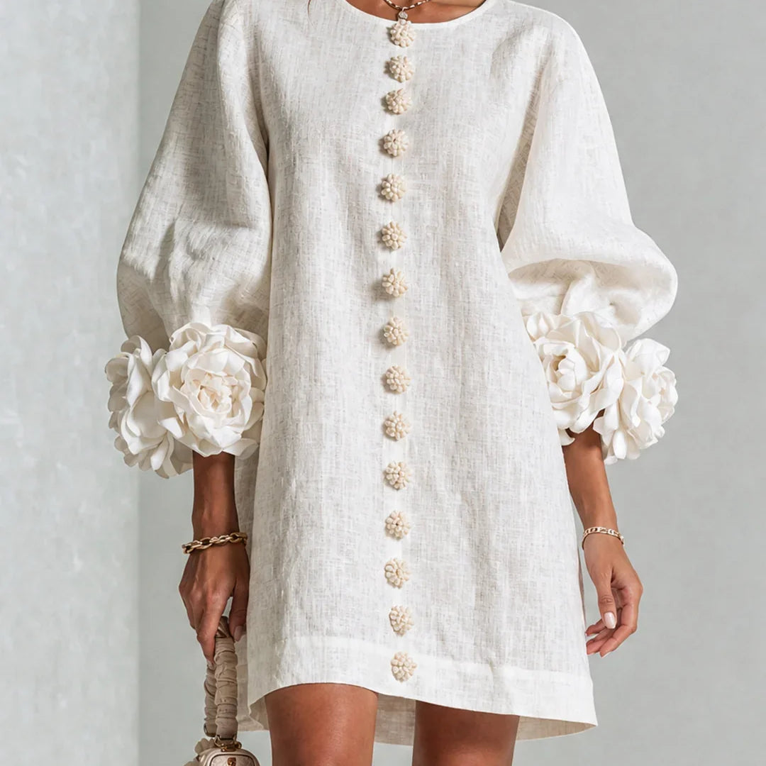 Vestido Mini Branco Elvira com Botões Florais e Mangas Decorativas