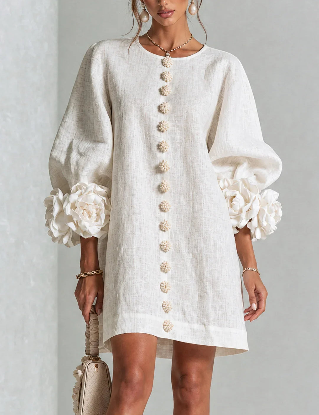 Vestido Mini Branco Elvira com Botões Florais e Mangas Florais