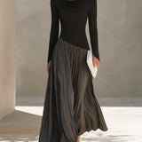 Vestido Maxi Plissado com Decote Drapado em Preto e Cinza Bicolor