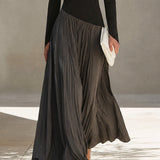Vestido Maxi Plissado com Decote Drapado em Preto e Cinza Bicolor
