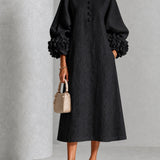 Vestido Midi Preto com Flores, Botões e Mangas Florais Extravagantes