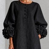 Vestido Midi Preto com Flores, Botões e Mangas Florais Extravagantes