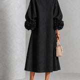 Vestido Midi Preto com Flores, Botões e Mangas Florais Extravagantes