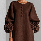Vestido Midi Castanho com Botões em Forma de Flor e Mangas de Flor Extravagantes