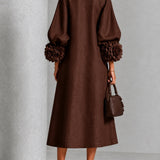 Vestido Midi Castanho com Botões em Forma de Flor e Mangas de Flor Extravagantes