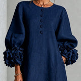 Vestido Midi Azul Marinho com Botões em Forma de Flor e Mangas Floridas Extravagantes