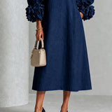 Vestido Midi Azul Marinho com Botões em Forma de Flor e Mangas Floridas Extravagantes